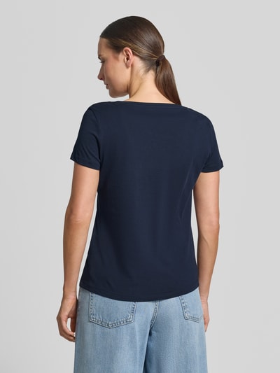 Frauenmodel trägt Regular Fit T-Shirt aus reiner Baumwolle von Tom Tailor in Dunkelblau, kombiniert mit Jeans, Ganzkörperansicht Rückansicht. Damen T-Shirt von Tom Tailor.