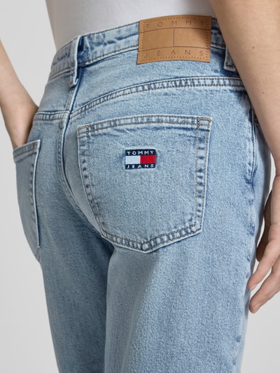Kobiece model prezentuje Straight Fit Jeans aus Baumwoll-Mix Modell 'SOPHIE' od Tommy Jeans, stylizowana na denim, mieszanka bawełny, wyhaftowane logo, naszywka z logo, splot twill, 5 kieszeni, zapięcie na guzik, detaliczny widok tylnej części.