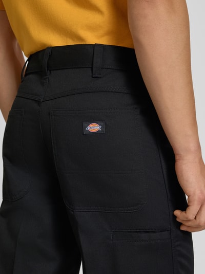 Männermodel trägt Loose Straight Fit Hose mit Bügelfalten von Dickies, Material-Mix mit Baumwoll-Anteil, Detailaufnahme Rückansicht.