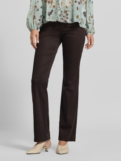 Frauenmodel trägt Flared Fit Jeans mit Lyocell-Anteil von Marc Cain, dunkle Farbe, elastischer Material-Mix, Nahaufnahme Oberkörper. Damen Jeans, 5-Pocket-Design, Knopf- und Reißverschluss, Bundweite 37 cm, Innenbeinlänge 81 cm.