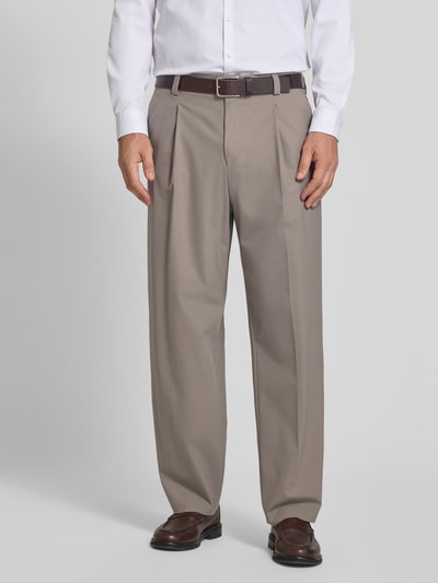 Männermodel trägt Straight Fit HOSE aus Schurwoll-Mix Modell 'TONY' von HUGO, Optik: Unifarben, Ganzkörperansicht von vorne.
