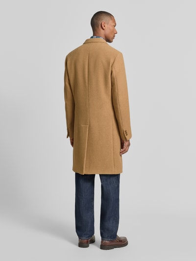 Mężczyzna nosi Regular Fit płaszcz z mieszanki wełny od Polo Ralph Lauren, jasnobrązowy kolor, faktura gładka, pełny widok z tyłu.