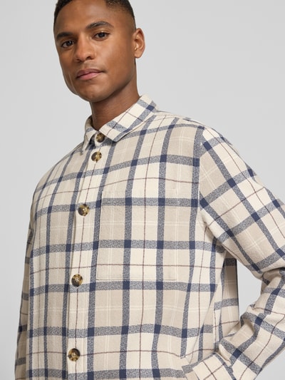 Männermodel trägt Regular Fit Hemdjacke aus reiner Baumwolle Modell 'VENNEL' von Barbour, Optik:Allover-Muster, kariert, Nahaufnahme Oberkörper.