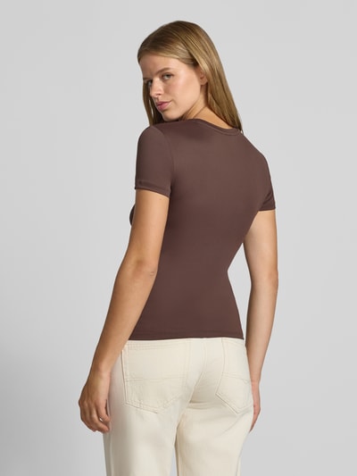 Vrouwenmodel draagt bruin slim fit t-shirt met ronde hals model 'LULA' van PIECES, dames t-shirt, volledig zicht van achteren