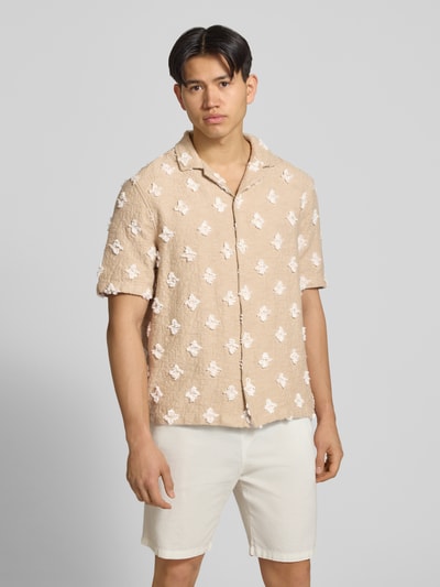 Männermodel trägt Regular Fit Freizeithemd mit Strukturmuster und Kentkragen von REVIEW, beige mit Weiß, Baumwoll-Mix, Ganzkörperansicht von vorne. Rückenlänge bei Größe M 70 cm, Schulterbreite 58 cm, Ärmellänge 28 cm.
