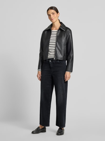 Vrouwenmodel draagt donkerblauwe Barrel Jeans uit katoenmix van CAMBIO, rechte pijpen, gladde textuur, volledig frontaal beeld.