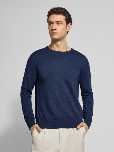 Männermodel trägt Longsleeve mit Leinen-Anteil von Gant in Dunkelblau, Baumwoll-Leinen-Mix, gerade Form, Rundhals, Nahaufnahme Oberkörper.