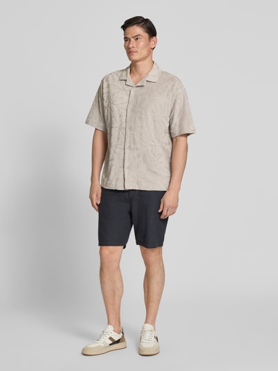 Männermodel trägt Regular Fit Freizeithemd aus Baumwoll-Mix Modell 'WE_FLOWER' von BOSS Orange in Beige mit Strukturmuster, Ganzkörperansicht von vorne.