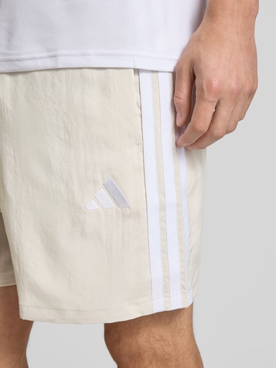 adidas Sportswear Korte broek met labelstitching en elastische band Zand - 3