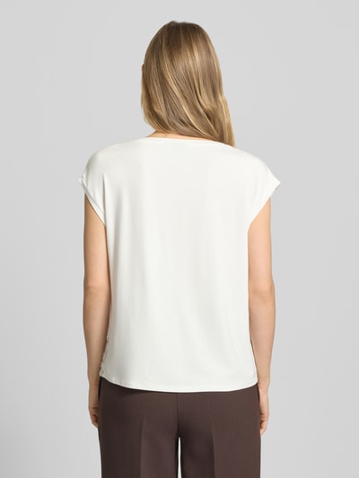 Frauenmodel trägt Regular Fit T-Shirt aus Viskose-Mix von s.Oliver BLACK LABEL, unifarben in Weiß, Mesh mit Pailletten, Ganzkörperansicht Rückansicht.