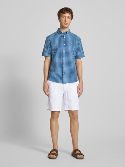 Männermodel trägt Shorts mit Tunnelzug Modell 'JAIDEN' von Jack & Jones aus weißem Baumwoll-Leinen-Mix, Regular-Fit, Ganzkörperansicht von vorne.