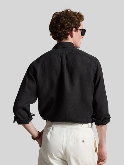 Męski model nosi Regular Fit Freizeithemd aus reinem Leinen od Polo Ralph Lauren, efekt: jednolity kolor, kołnierzyk typu button down, długi rękaw, detal z logo, cieniowana przędza, czarny, len, koszula casualowa, widok całej sylwetki od tyłu