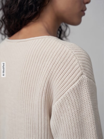 Frauenmodel trägt Relaxed Fit Strickpullover aus Baumwoll-Mix von s.Oliver RED LABEL in Beige mit grober Strickstruktur, Nahaufnahme Oberkörper, KI-modifiziertes Bild.