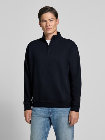 Männermodel trägt Troyer mit Logo-Stitching und gerippten Abschlüssen von HECHTER PARIS, Regular Fit, Baumwoll-Mix, Ganzkörperansicht von vorne