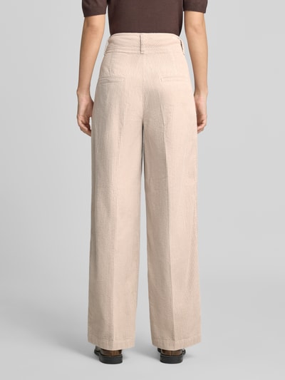 Frauenmodel trägt Loose Fit Cordhose aus reiner Baumwolle mit Bundfalten von Marc O'Polo, beige, breite Beine, feine Cordstruktur, Ganzkörperansicht Rückansicht, Damen Cordhose von Marc O'Polo.