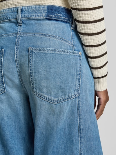 Vrouwenmodel draagt Barrel Fit Jeans uit pure katoen model 'ORLA' van Cambio in denimlook, label patch, 5-pocket, detailopname rug.
