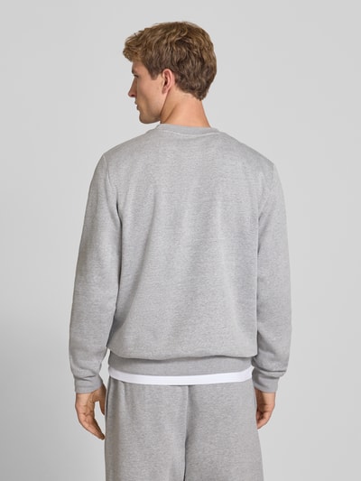 Männermodel trägt Heren sweatshirt van katoenmix, regular fit, Model "EVOLUTION" van The North Face, lichtgrijs, mouwboorden, ronde hals, ruglengte maat M 67 cm, mouwlengte 69 cm, Logo-stitching, Ganzkörperansicht Rückansicht.