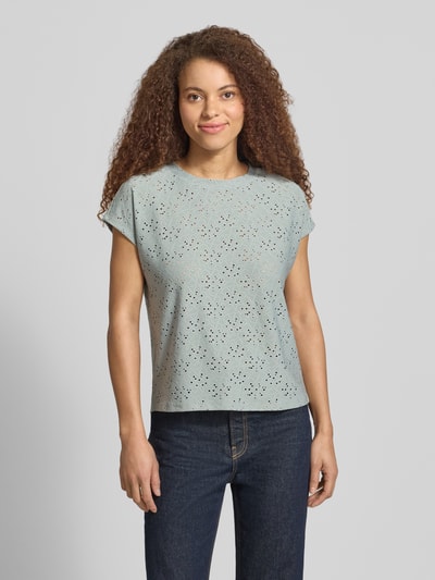 Frauenmodel trägt Damen T-Shirt Relaxed Fit T-Shirt mit Ausbrenner-Effekt Modell 'Smilla' von Only in Hellblau, Lochmuster, Rundhals, Kurzarm, Ganzkörperansicht von vorne.