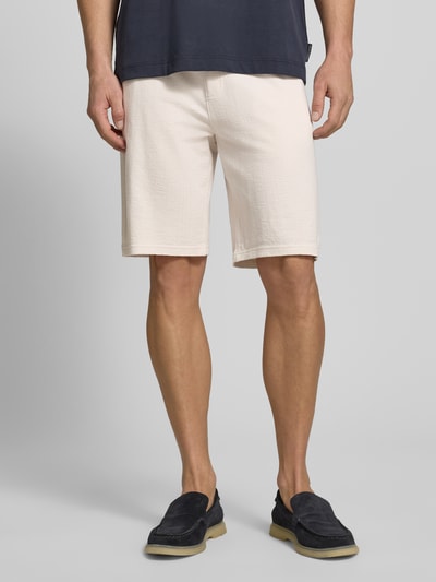 Männermodel trägt Relaxed Fit Sweatshorts aus reiner Baumwolle Modell 'DETROIT' von s.Oliver RED LABEL in Optik: Unifarben, fein strukturiert, mit Tunnelzug, Bundabschluss: elastisch, seitlichen Eingrifftaschen und Gesäßtasche. Ganzkörperansicht von vorne.