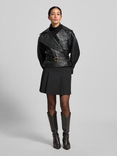 Modelka nosi Slim Fit Lederjacke aus echtem Lammleder Modell 'LANITTE' od HUGO, czarna, gładka skóra, pasek w talii, krój slim fit, widok całej sylwetki z przodu.