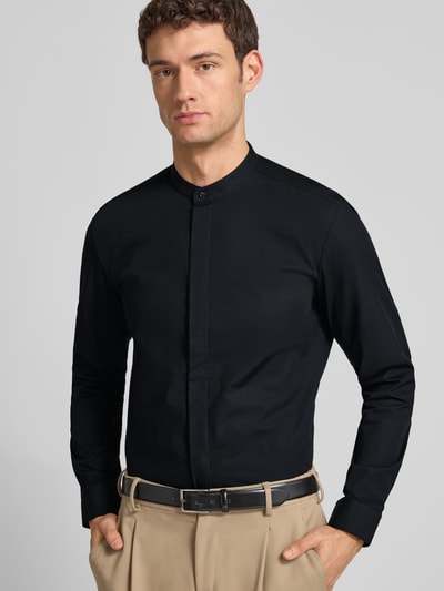 Męski model nosi Slim Fit Businesshemd aus reiner Baumwolle Modell 'KALEB' od HUGO, efekt: jednolity kolor, stójka, długi rękaw, mankiety kombi, widok na górną część ciała z przodu.
