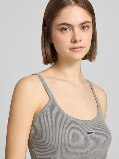 Frauenmodel trägt Tanktop aus Viskose-Mix mit tiefem Rückenausschnitt von Karo Kauer, Feinripp, Rundhalsausschnitt, Körpernaher-Schnitt, Nahaufnahme Oberkörper.
