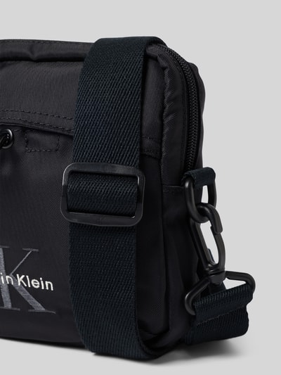 Produktfoto, czarna torba na ramię z wyhaftowanym logo, model 'BOLD SQUARE CROSSBODY' od CK Calvin Klein, tekstura gładka, męska torba na ramię