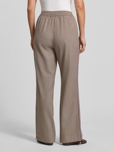 Vrouwenmodel draagt Wide Fit broek met viscose van Liu Jo, elastische materiaalmix, steekzakken, logodetail, band met tunnelkoord, binnenbeenlengte maat S 80 cm, bandwijdte 38 cm, geheel van achteren