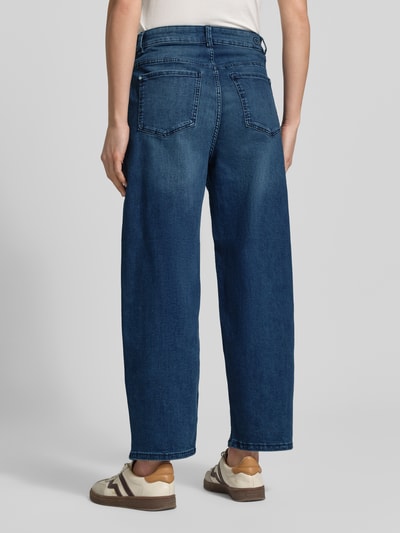 Frauenmodel trägt Straight Fit Jeans im 5-Pocket-Design von Christian Berg Woman aus elastischem Baumwoll-Mix in Dunkelblau, verkürzte Passform, Knopf- und Reißverschluss, Ganzkörperansicht Rückansicht.