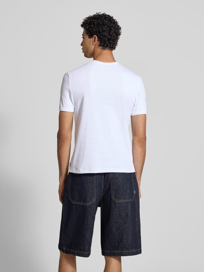 Männermodel trägt T-Shirt in Feinripp mit Rundhalsausschnitt von REVIEW in Weiß, Baumwoll-Mix, Slim Fit, Rückenlänge M 64 cm, Ganzkörperansicht Rückansicht.