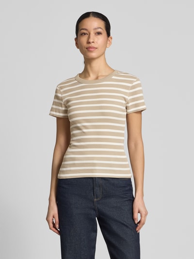 Kobiece modelka nosi damski t-shirt z bawełny Drykorn, dopasowany krój, drobne prążkowanie, model 'KOALE', okrągły dekolt, długość tyłu 52 cm w rozmiarze S, jasnobeżowe i białe pasy, całkowity widok z przodu.
