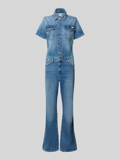 Produktfoto, Flared Denim-Jumpsuit Modell 'KIMMY' von Mustang aus Baumwoll-Elasthan-Mix mit Umlegekragen, Knopfleiste, Brusttaschen, Label-Detail, Rückenlänge 53 cm, Brustweite 46 cm, Ärmellänge 20 cm, Gesamtlänge 165 cm, Innenbeinlänge 83 cm. Denim-Struktur, mittleres Blau, Flared-Cut, klare Nähte.