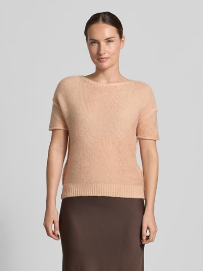 Frauenmodel trägt Strickpullover mit Alpaka-Anteil von Luisa Cerano in zartem Rosa, gerader Schnitt, Rundhalsausschnitt, gerippter Bund, glatte Textur, Ganzkörperansicht von vorne.