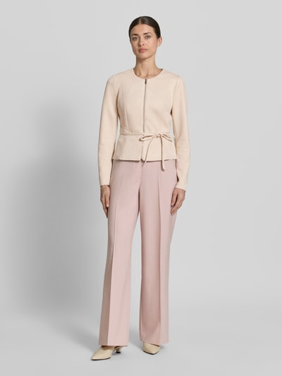 Frauenmodel trägt Blazer mit Reißverschluss und Bindegürtel von Zero, Material-Mix mit Stretch-Anteil, taillierter Schnitt, Rundhalsausschnitt, helle Farben, glatte Textur, Ganzkörperansicht von vorne.