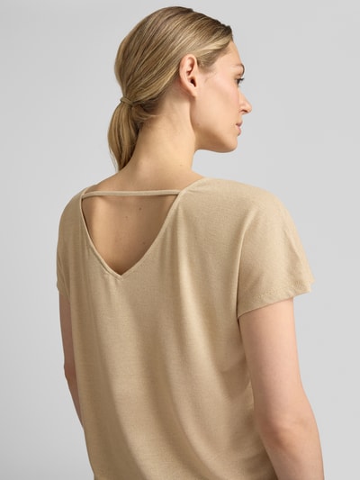 Frauenmodel trägt Relaxed Fit T-Shirt aus Viskose-Mix von COMMA in Glitzer-Optik, U-Boot-Ausschnitt, beige, Rückenansicht, Nahaufnahme Oberkörper.