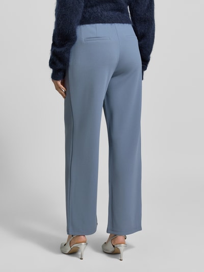 Männermodel trägt Hose mit weitem Bein und Gesäßtaschen von Zero, Material-Mix mit Stretch-Anteil, Ganzkörperansicht Rückansicht
