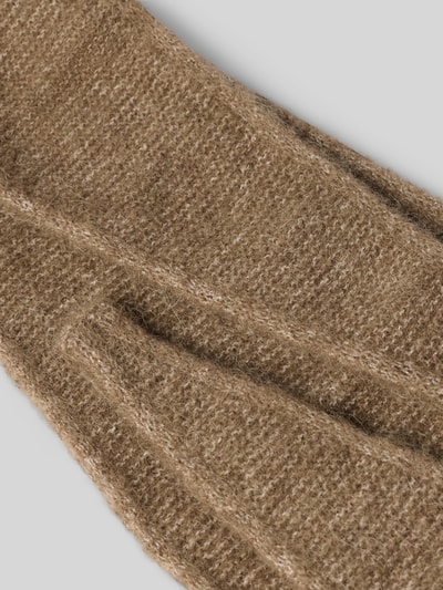 Produktfoto, brauner Strick-Schal aus elastischem Woll-Mix mit Alpaka-Anteil, längliche Passform, Modell 'Sanor' von Samsøe Samsøe, Struktur feingestrickt, Breite 14 cm, Damen Schal