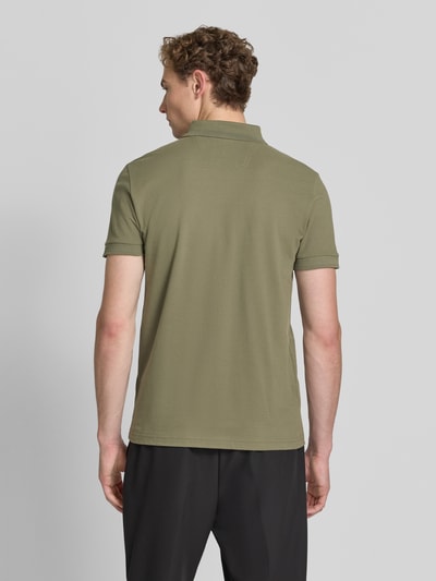 Męski model nosi Regular Fit Poloshirt aus reiner Baumwolle Modell 'PIO 1' von BOSS Green w kolorze oliwkowym, jednolita faktura, całkowity widok z tyłu.