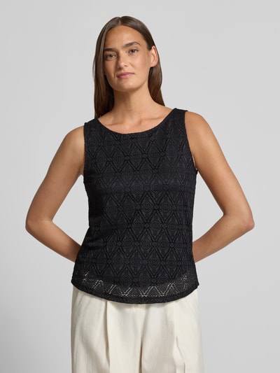 Frauenmodel trägt Regular Fit Tank Top Modell 'MAYA' von Vero Moda in Optik: Unifarben mit Spitze, Rundhals, breite Träger, abgerundeter Rumpfabschluss, Ganzkörperansicht von vorne.