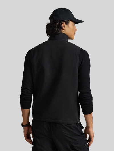 Männermodel trägt Regular Fit Weste aus Baumwoll-Mix von Polo Ralph Lauren in Optik: Unifarben, Materialverarbeitung: Sweat, Ganzkörperansicht Rückansicht.