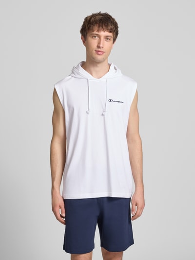 Mężczyzna nosi Hoodie mit Label-Stitching od CHAMPION z bawełny, krój regular fit, kaptur z tunelem, długość tyłu w rozmiarze M 75 cm, Ganzkörperansicht von vorne.