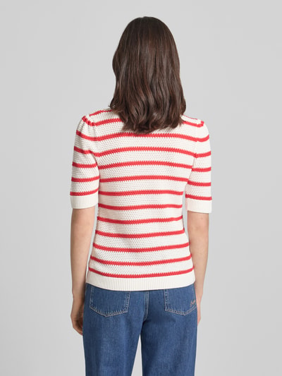 Frauenmodel trägt Strickshirt mit Rundhalsausschnitt Modell 'DALO' von Vila aus Reine Baumwolle, Regular-Fit, Strukturmuster, Ganzkörperansicht Rückansicht.
