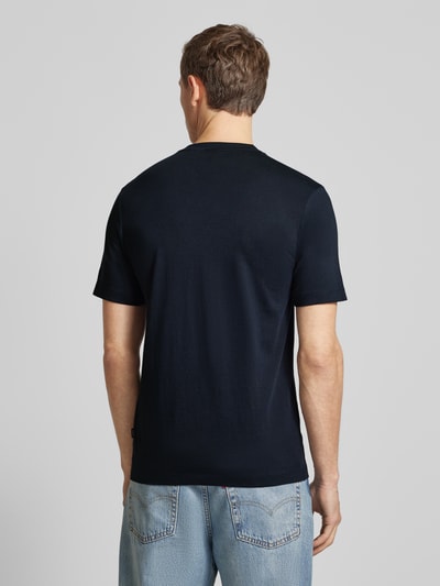 Männermodel trägt Regular Fit T-Shirt aus reiner Baumwolle Modell 'THOMPSON' von BOSS, Optik: Unifarben, Kurzarm, Ganzkörperansicht Rückansicht