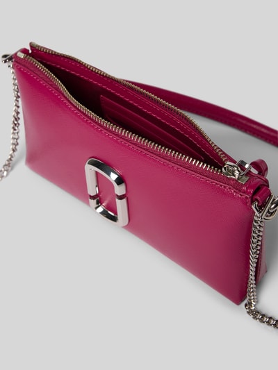 Produktfoto, Pochette aus echtem Rindsleder von Marc Jacobs in Pink mit Ketten-Optik, Hauptfach mit Reißverschluss, Logo-Detail, 21 cm Breite, 12 cm Länge, 4 cm Tiefe, abnehmbarer Trageriemen, strukturierte Leder-Textur