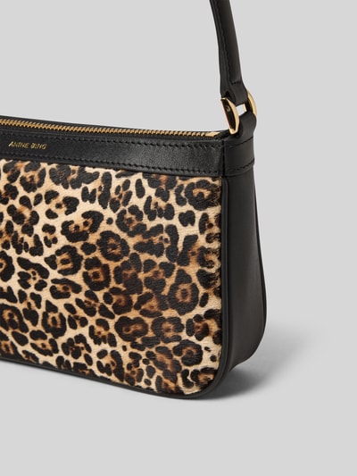 Produktfoto, Handtasche mit Label-Print von Anine Bing, Leopardenmuster, schwarze Tragehenkel, Hauptfach mit Reißverschluss, Detailaufnahme