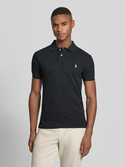 Männermodel trägt Slim Fit Poloshirt aus reiner Baumwolle von Polo Ralph Lauren, Optik: Unifarben, Logo-Stitching, Piqué, Ganzkörperansicht von vorne.