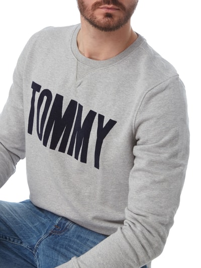 Tommy Jeans Sweatshirt mit Logo-Flockprint  Mittelgrau Melange 3