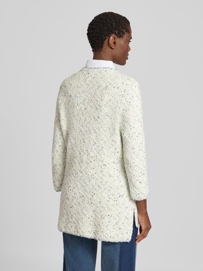 Vrouwenmodel draagt Strickjacke mit 3/4-Arm und opgestikte zakken van Marc Cain, katoenmix, regular fit, ronde hals, ruglengte maat 36: 79 cm, mouwlengte maat 36: 56 cm, Ganzkörperansicht Rückansicht.