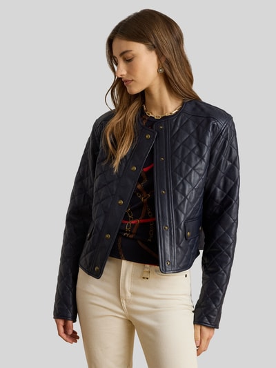 Frauenmodel trägt Cropped Lederjacke aus reinem Lammleder von Lauren Ralph Lauren, Optik: Unifarben, Regular-Fit, gestepptes Leder, Stehkragen, Druckknopfleiste, Langarm, Rumpfabschluss: Gerade, Pattentaschen, Materialverarbeitung: reines Lammleder, Ganzkörperansicht von vorne.