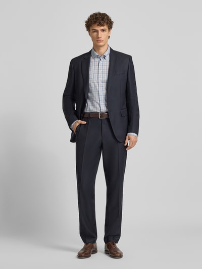 Männermodel trägt Regular Fit Business Hemd aus Baumwolle mit Button-Down-Kragen von Eterna, lange Ärmel, Knopfleiste, Brusttasche, dezentes Karomuster, kombiniert mit dunkelblauem Anzug; Rückenlänge, Schulterbreite und Ärmellänge bei Größe 40, Ganzkörperansicht von vorne.